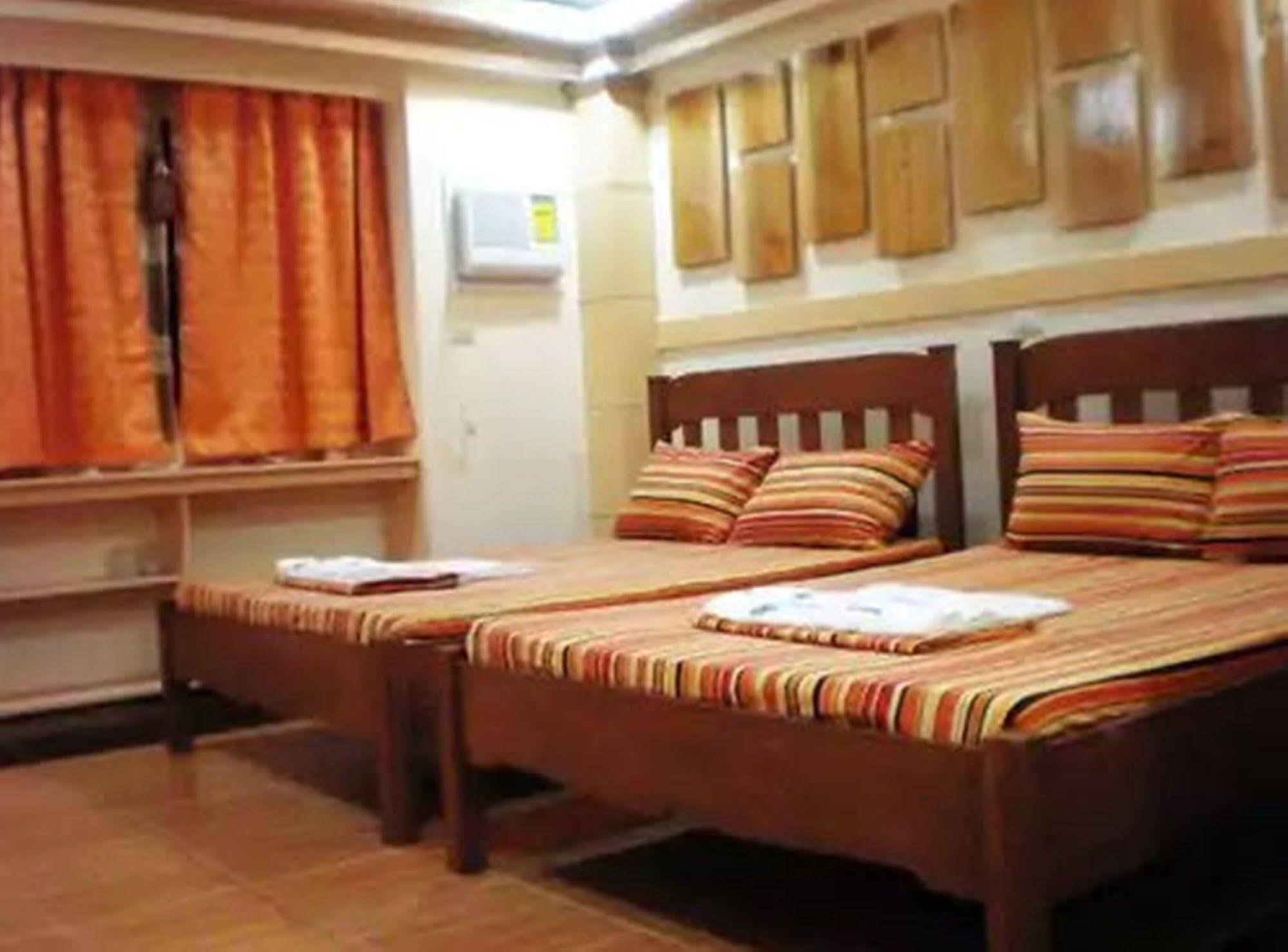 Apartelle De Francesca Puerto Galera Buitenkant foto